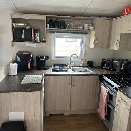 Отель Angie'S Caravan At Seawick Saint Osyth Экстерьер фото
