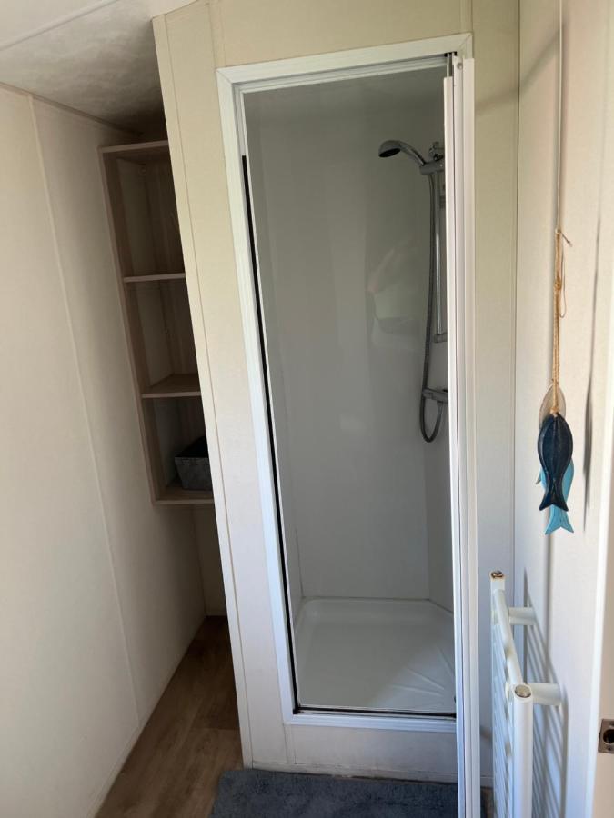 Отель Angie'S Caravan At Seawick Saint Osyth Экстерьер фото