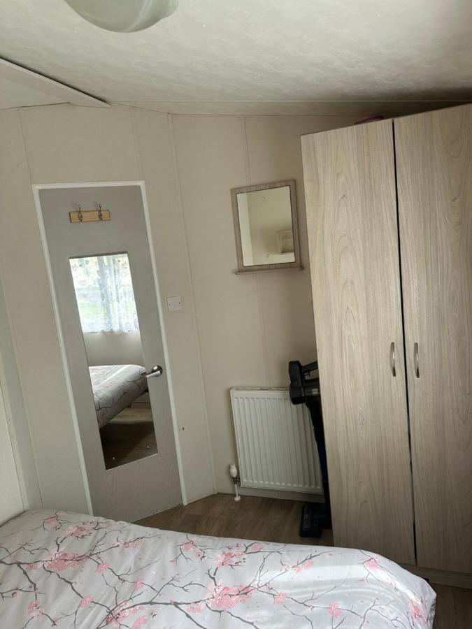 Отель Angie'S Caravan At Seawick Saint Osyth Экстерьер фото