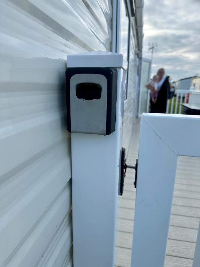 Отель Angie'S Caravan At Seawick Saint Osyth Экстерьер фото